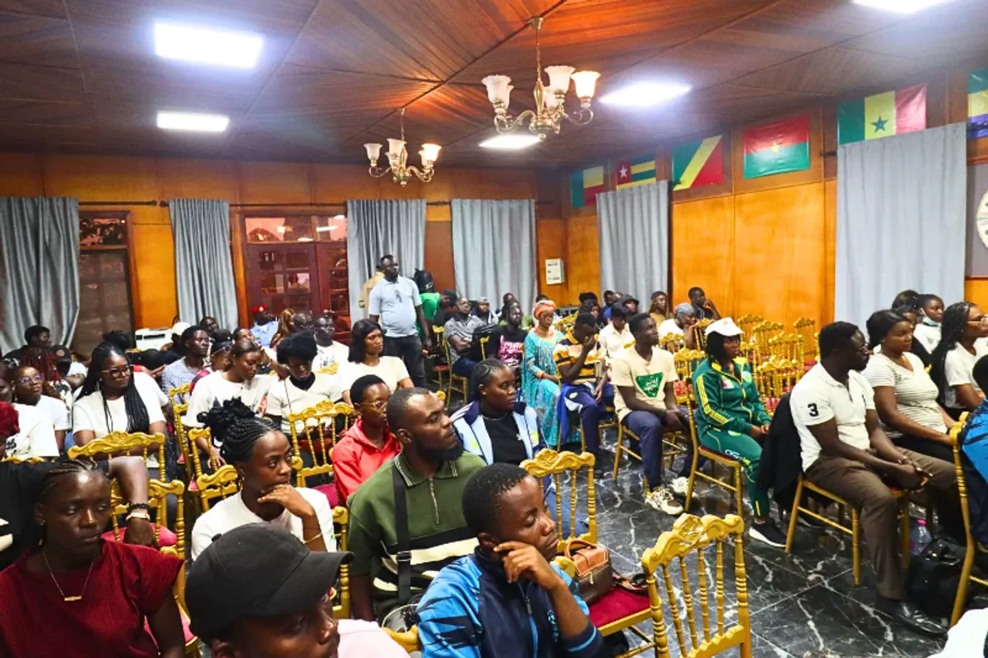 Participants attentifs lors des présentations.