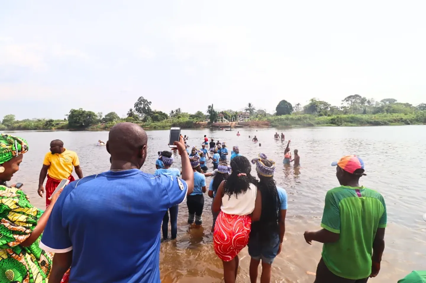 Des grappes de fidèles s’immergent dans les eaux sacrées du Wouri.