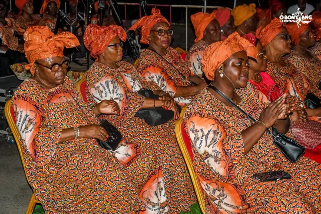 Femmes en kaba Bonejang