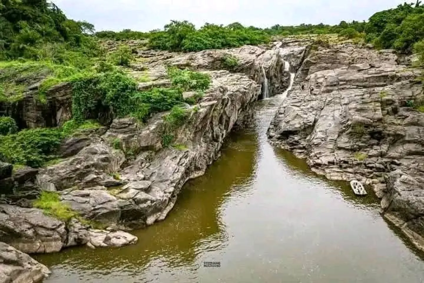 Vue panoramique des gorges de la Sanaga à Édéa, montrant les cascades et les formations rocheuses.