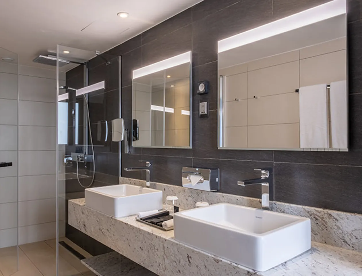 Junior Suite K Hotel Douala, 34m², salon séparé, lit queen, luxe à Bonanjo Douala