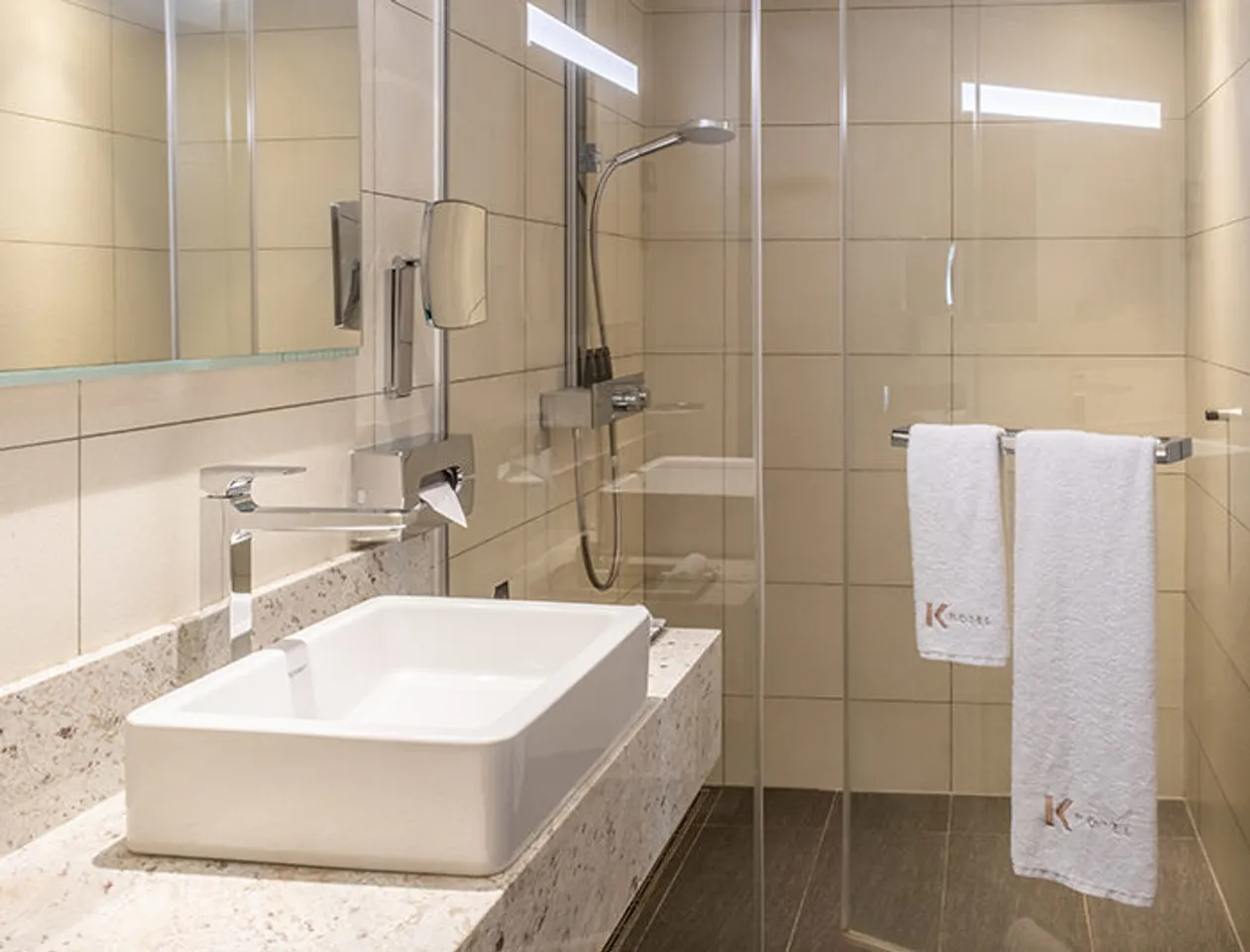 Chambre Deluxe K Hotel Douala, lit queen size, 24m², décoration africaine contemporaine 2