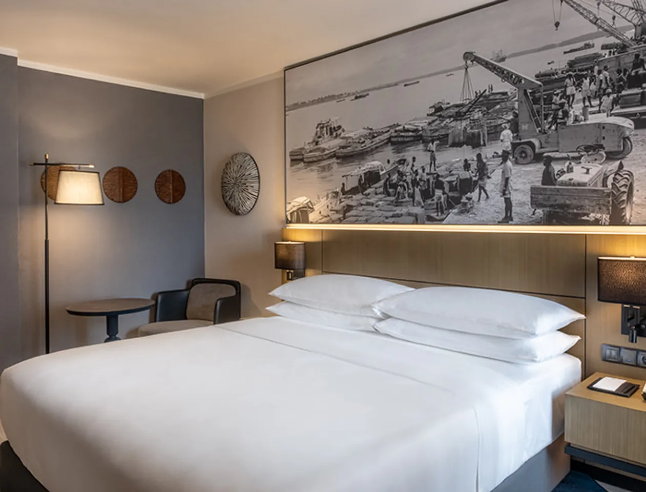 Chambre Deluxe K Hotel Douala, lit queen size, 24m², décoration africaine contemporaine