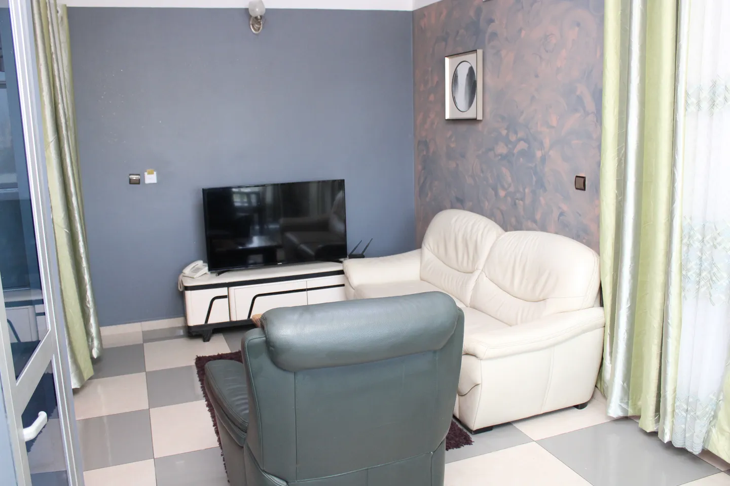 Appartement Meublé Bonamoussadi, Douala (1/19)