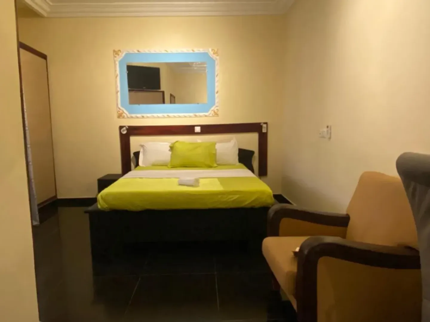 Chambre Meublée Logpom, Douala (1/8)