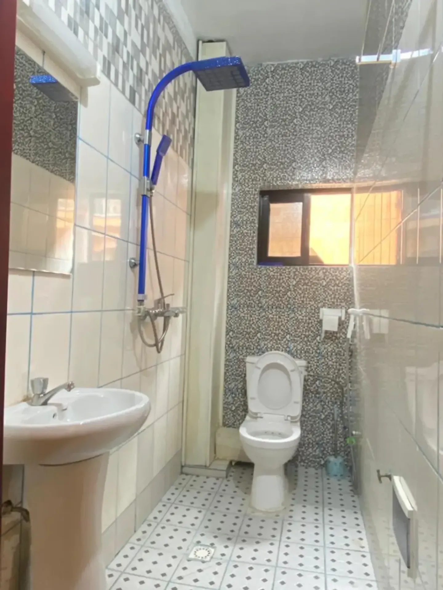 Chambre Meublée Logpom, Douala (7/8)