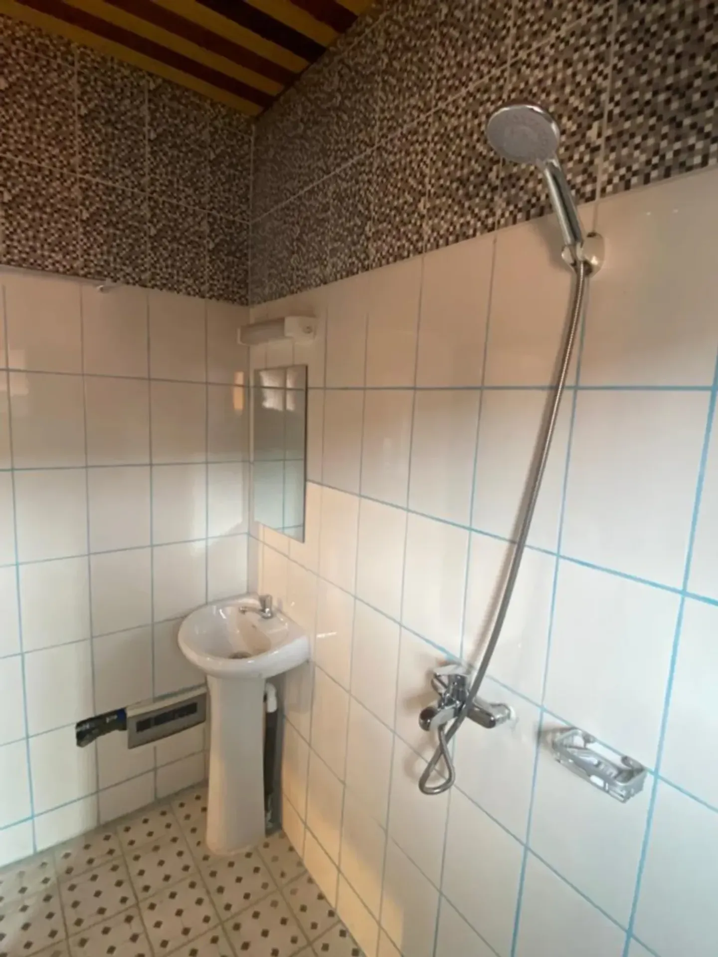 Chambre Meublée Logpom, Douala (4/5)