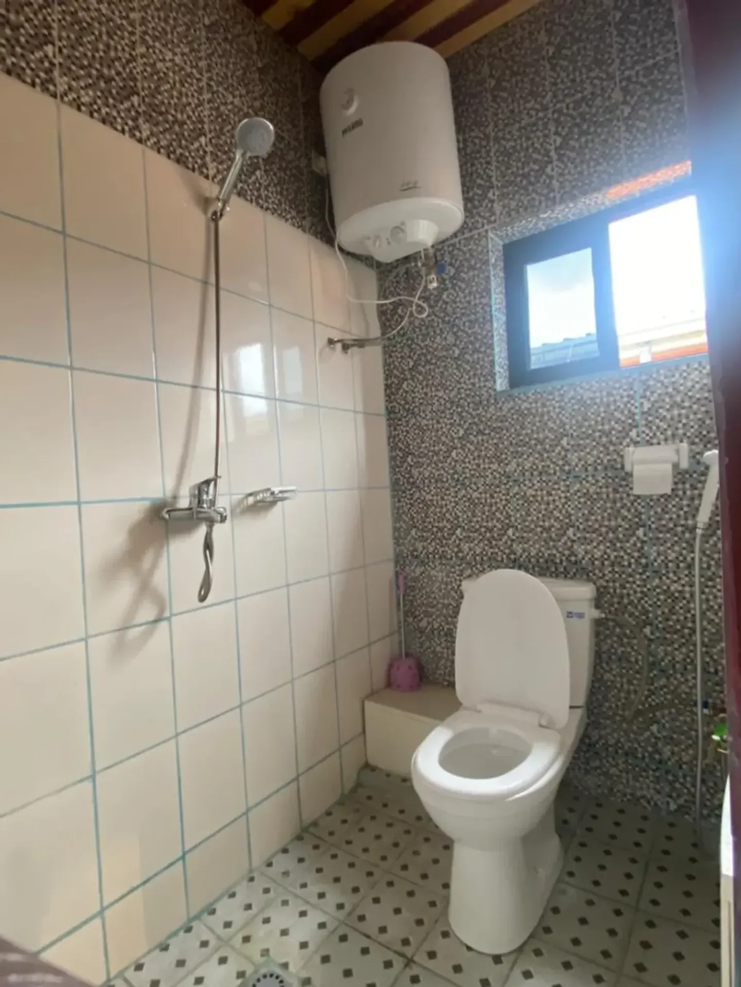 Chambre Meublée Logpom, Douala (5/5)