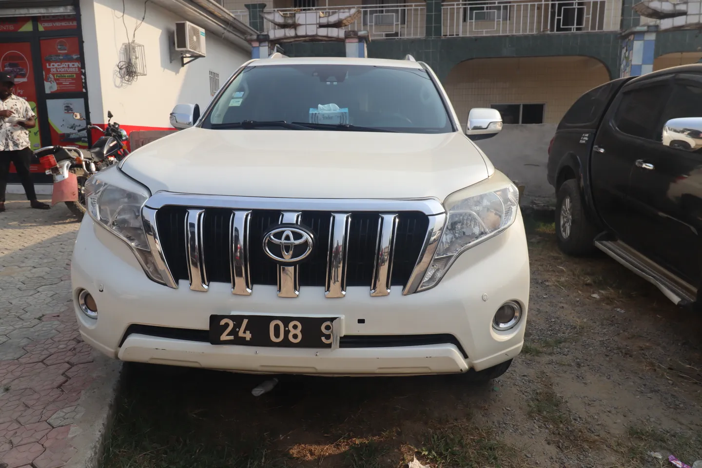 Toyota Prado | Automatique | Essence (1/10)