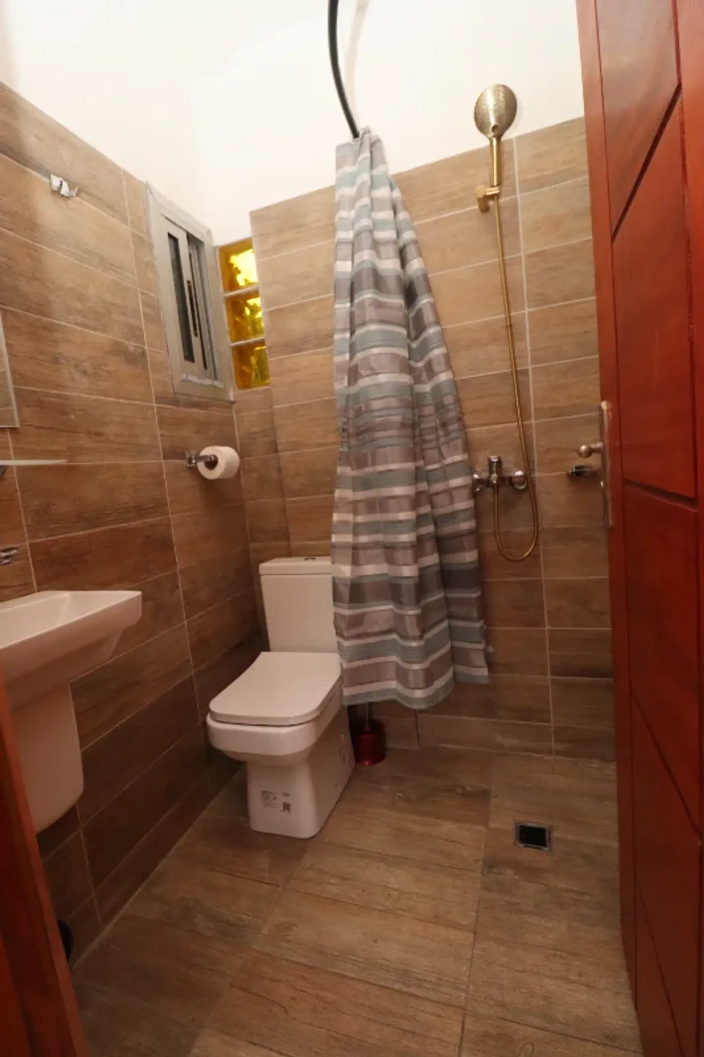 Studio Meublé Zaïre centre-ville, Kribi (3/5)